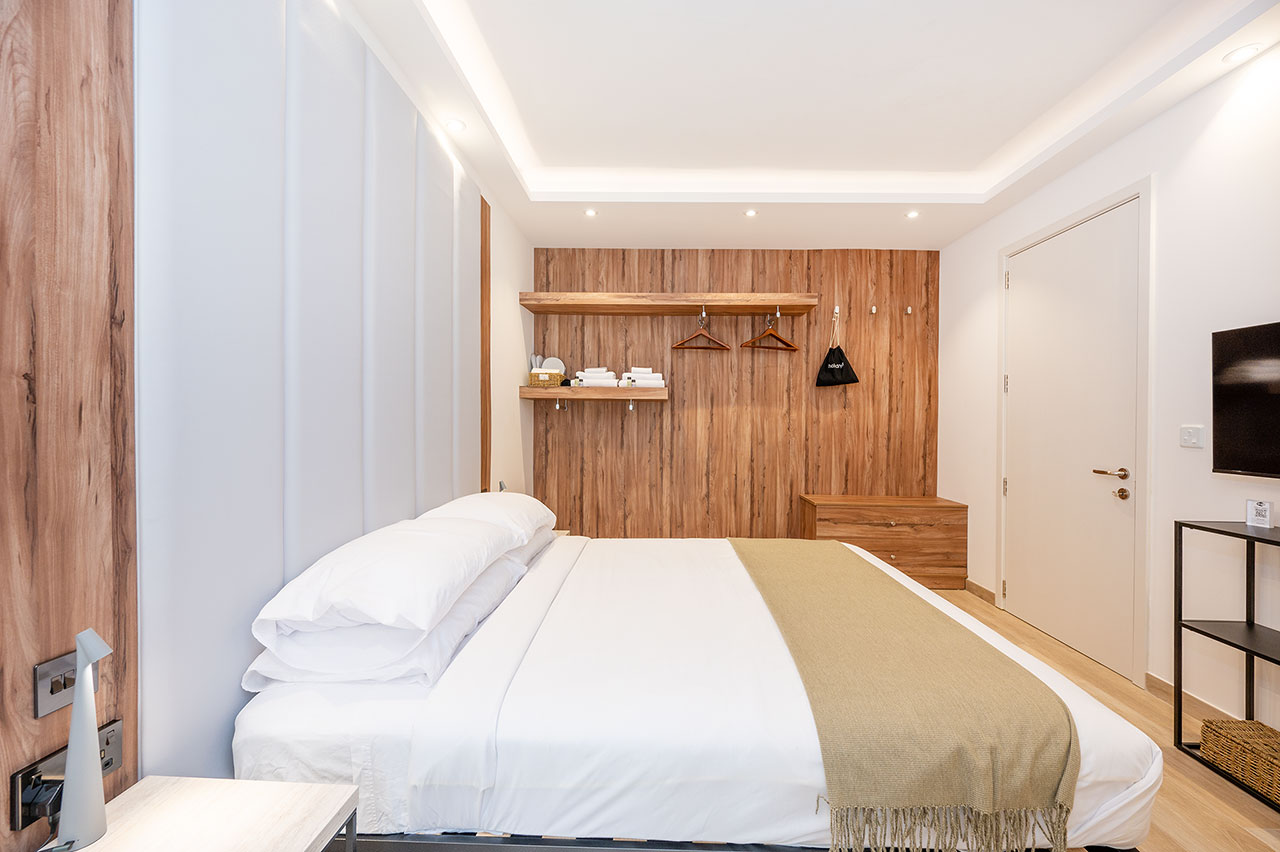 Guest bedroom with built-in wardrobe